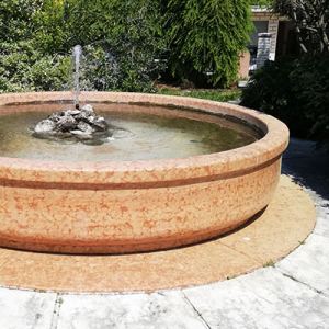 Fontana circolare in pietra