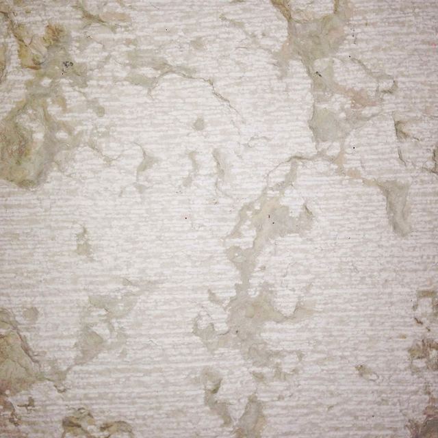 Finitura graffiata sullo spacco di cava, pietra bianca