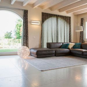 Pavimento interno in pietra chiara in un soggiorno