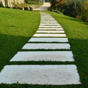 Camminamento in pietra su prato