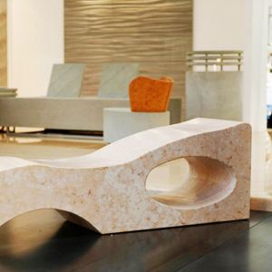 Seduta di design scolpita in pietra