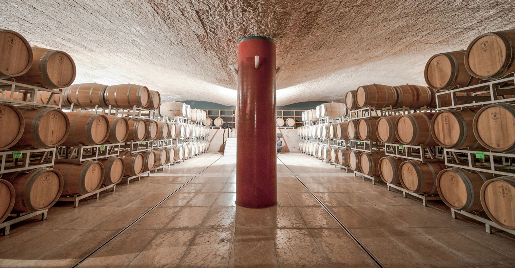 Cantina con volta e colonna rivestite in pietra della Lessinia