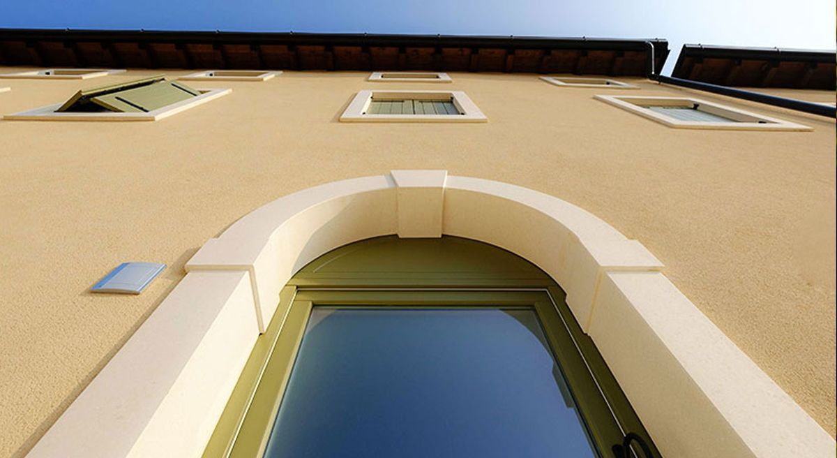 Contorni di finestre in pietra su facciata
